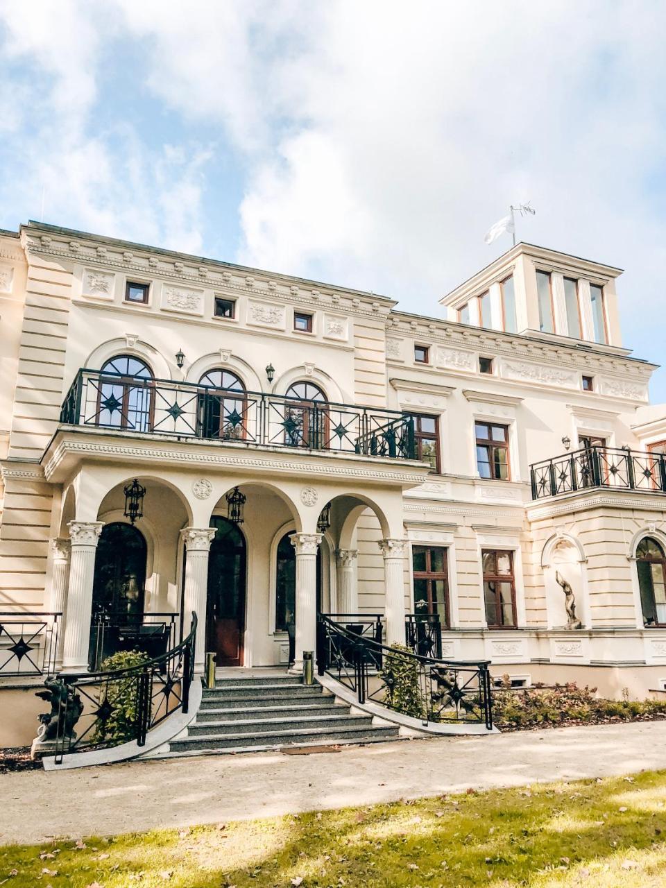 Palac Wierzbiczany Gniewkowo Экстерьер фото